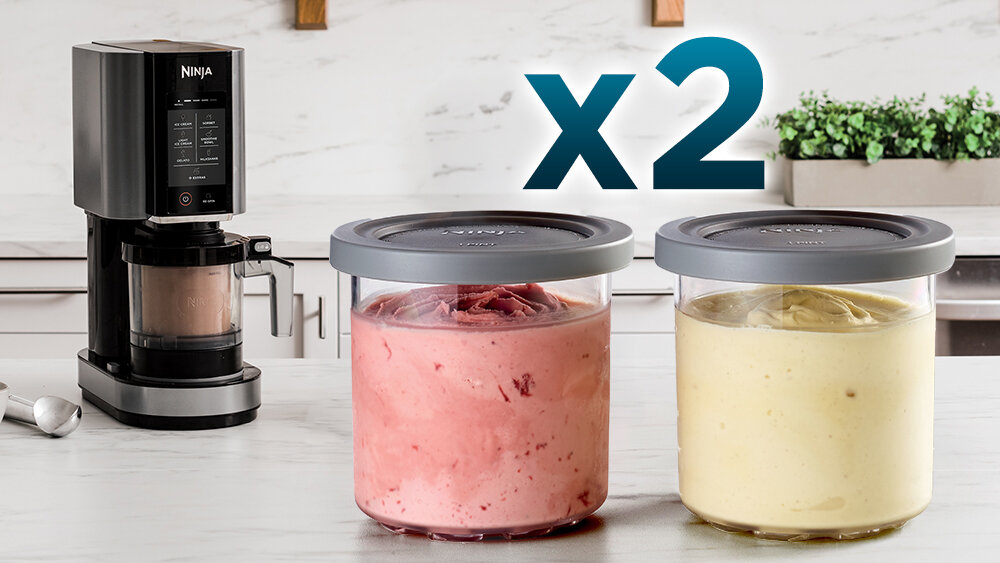 Maszynka do lodów NINJA Creami NC302EU Dwa smaki w jednym czasie dwa pojemniki pozbawione BPA do 0,9 litra deserów dwa różne smaki jednocześnie  zbliżenie na dwa pojemniki lodów w oddali maszynka