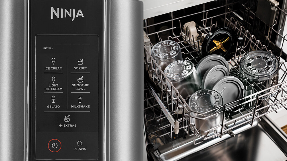 Maszynka do lodów NINJA Creami NC302E Wygoda na co dzień Obsługa jest intuicyjna panel dotykowy czytelny wskaźnik postępu wymmiary wyjmowane elementy możesz myć w zmywarce zbliżenie na wyświetlacz zbliżenie na części w zmywarce