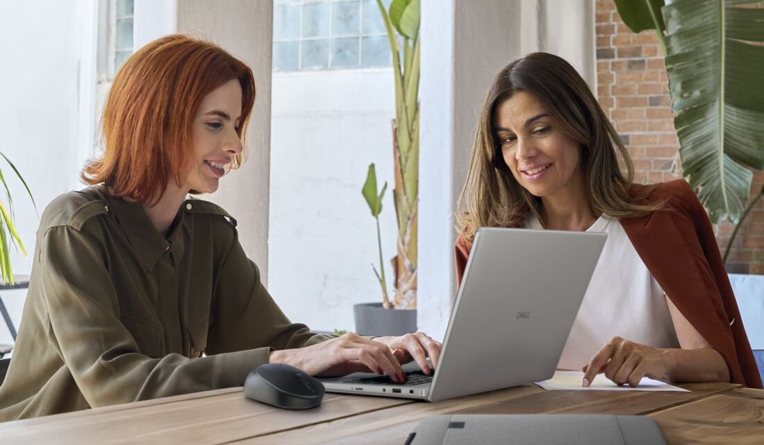 Dwie kobiety współpracują przy laptopie Dell Pro, który wyposażono w Wi-Fi 6E - Wi-Fi 6E  Bluetooth 5.3 