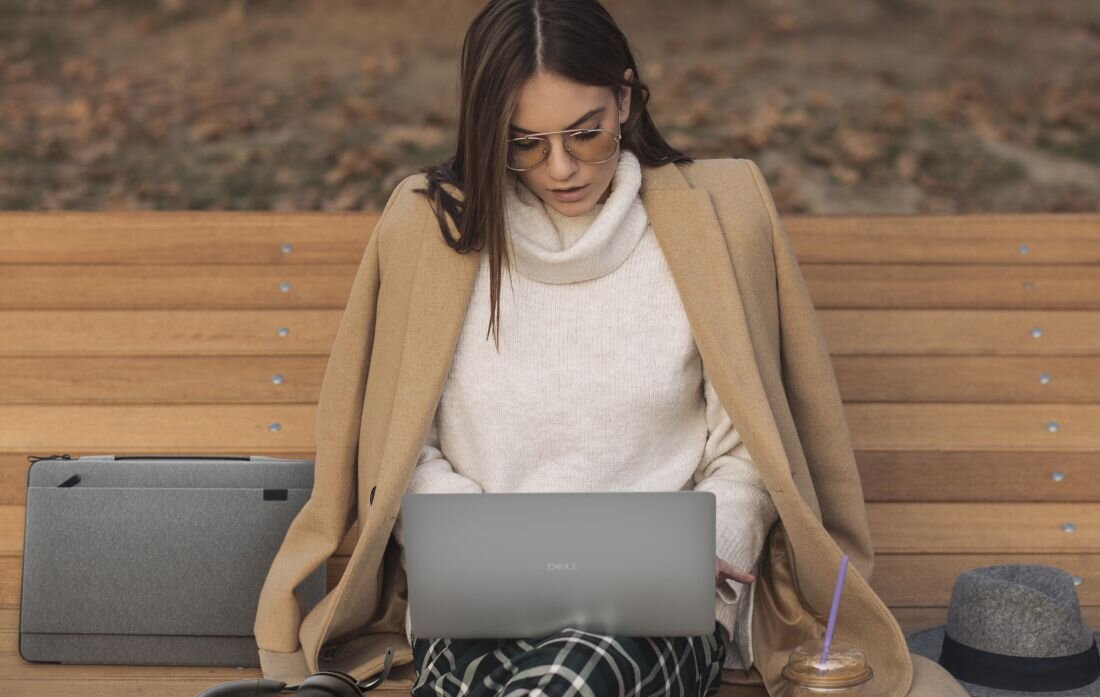 Mężczyzna używa laptopa Dell Pro z długim czasem pracy baterii w kawiarni przy kawie - Bateria 3-ogniwowa praca na baterii