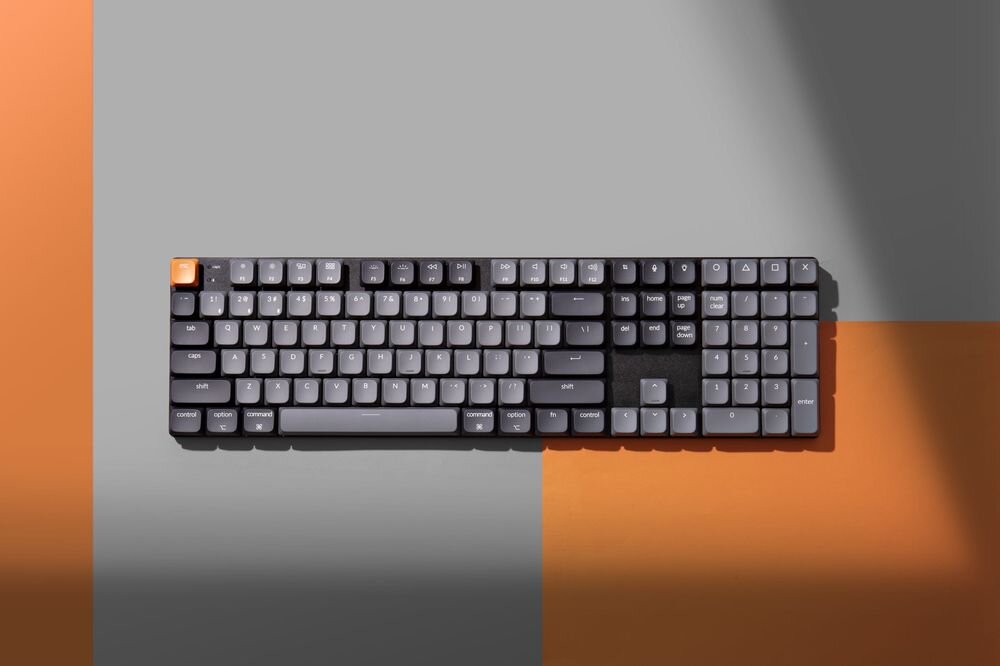 KEYCHRON K5 - klawiatura na szaro-pomarańczowym tle
