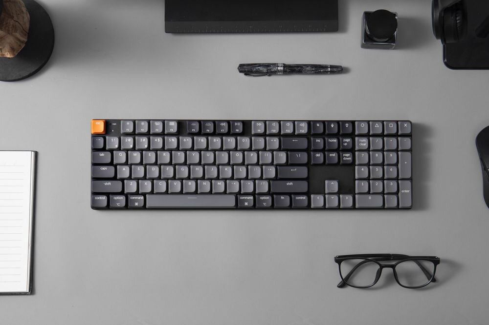 KEYCHRON K5 KEYCHRON K5 pianki IIXPE, PET i EPDM Aluminiowa płyta Spacja czy Enter - klawiatura od góry na jasnym blacie