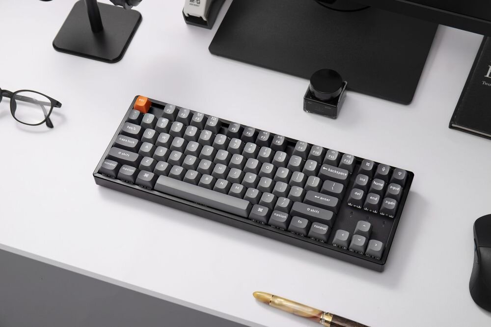 KEYCHRON K8 Max KEYCHRON K8 Max bezprzewodowa klawiatura mechaniczna TKL Tenkeyless 80% bez bloku numerycznego klawisze funkcyjne, strzałki i nawigację - klawiatura na jasnym biurku