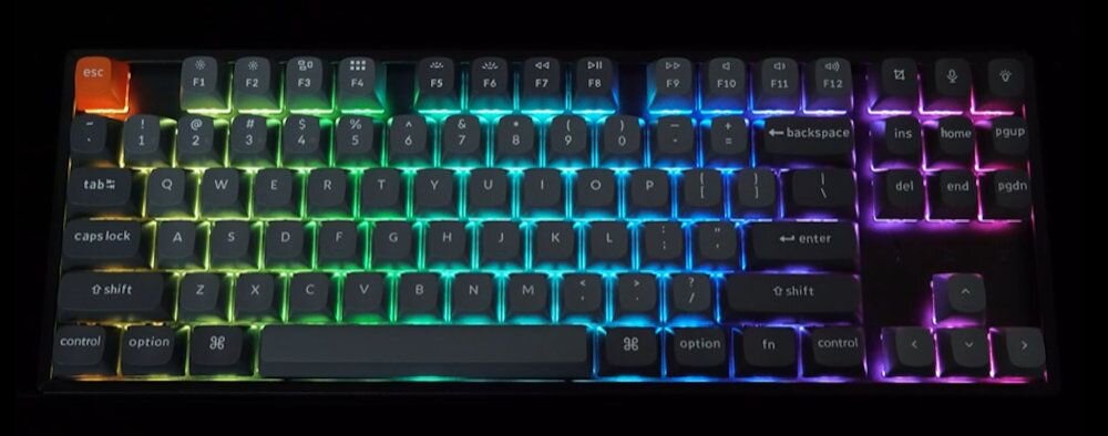 KEYCHRON K8 Max Podświetlenie RGB KEYCHRON K8 Max trybów świetlnych regulacji jasności oraz prędkości animacji wyraźnie podświetlonym klawiszom - podświetlenie klawiatury na ciemnym tle