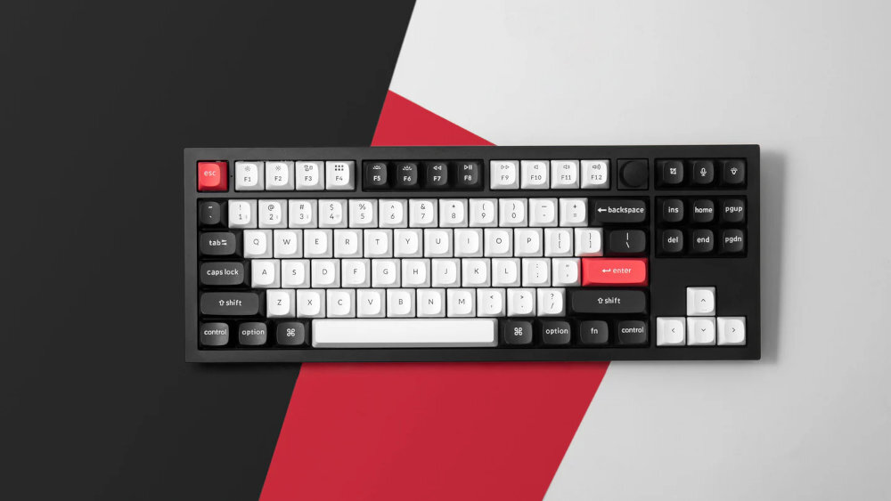 KEYCHRON Q3 HE KEYCHRON Q3 HE bezprzewodowa klawiatura mechaniczna QMK 80% (TKL) magnetyczne przełączniki Gateron Hall Effect 2.0 regulowanemu punktowi aktywacji - klawiatura na blacie, obok aparat i klocki