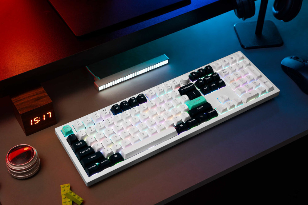 KEYCHRON Q3 HE Q3 HE bezprzewodowe połączenie 2,4 GHz częstotliwością odświeżania 1000 Hz Bluetooth trzema urządzeniami - klawiatura na blacie, obok zegarek i myszka