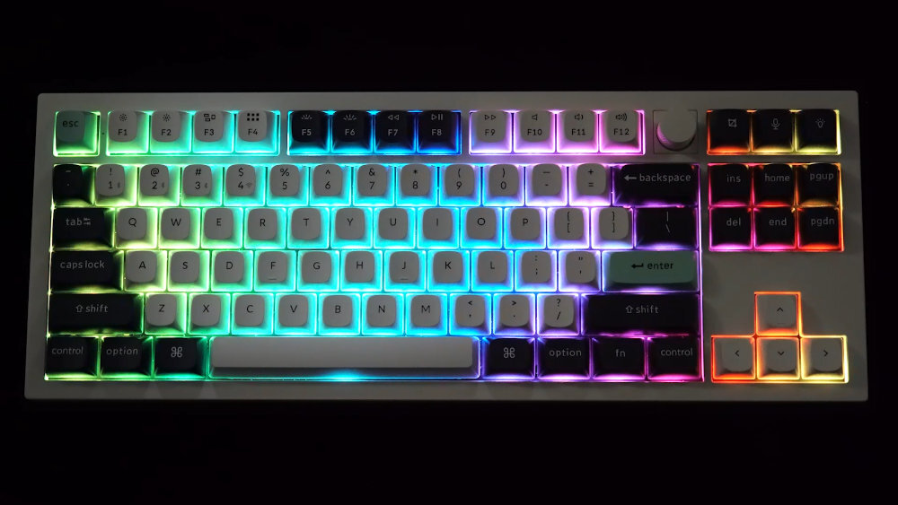 KEYCHRON Q3 HE diodami RGB skierowanymi na południe równomierne podświetlenie pod klawiszami keycapami w profilu Cherry - klawiatura z kolorym podświetleniem