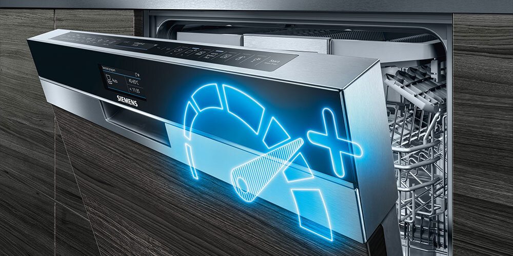 ZMYWARKA SIEMENS SN73EX06VE Zdjęcie przedstawia zmywarkę Siemens z wysuniętym frontem, na którym wyświetlona jest dynamiczna, niebieska grafika symbolizująca przyspieszenie pracy urządzenia. Ujęcie podkreśla design, zaawansowany panel sterowania oraz funkcję szybkiego programu mycia varioSpeed ​​Plus szybkie zmywanie krótki czas