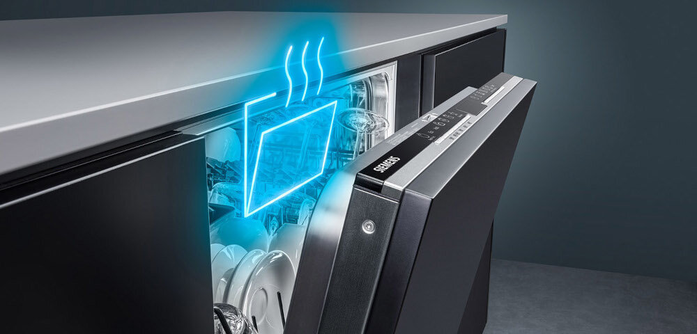 ZMYWARKA SIEMENS SN73EX06VE Zdjęcie przedstawia zmywarkę Siemens z lekko uchylonymi drzwiami, z której wyłania się niebieska, świetlna grafika symbolizująca proces suszenia naczyń. Ujęcie podkreśla design urządzenia oraz zaawansowaną technologię zapewniającą szybkie i skuteczne osuszanie zawartości autoopen dry automatyczne otwieranie drzwi suszenie naczyń lepsze efekty suszenia