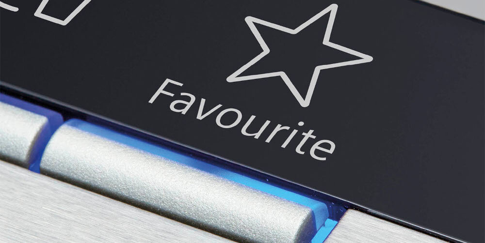 ZMYWARKA SIEMENS SN73EX06VE Zdjęcie przedstawia zbliżenie panelu sterowania zmywarki z ikoną gwiazdki oraz napisem „Favourite”. Ujęcie podkreśla funkcję ulubionego programu, umożliwiającą szybkie uruchomienie najczęściej wybieranych ustawień myfavourite zapis ustawień ulubiony program szybkie uruchamianie personalizacja zmywania