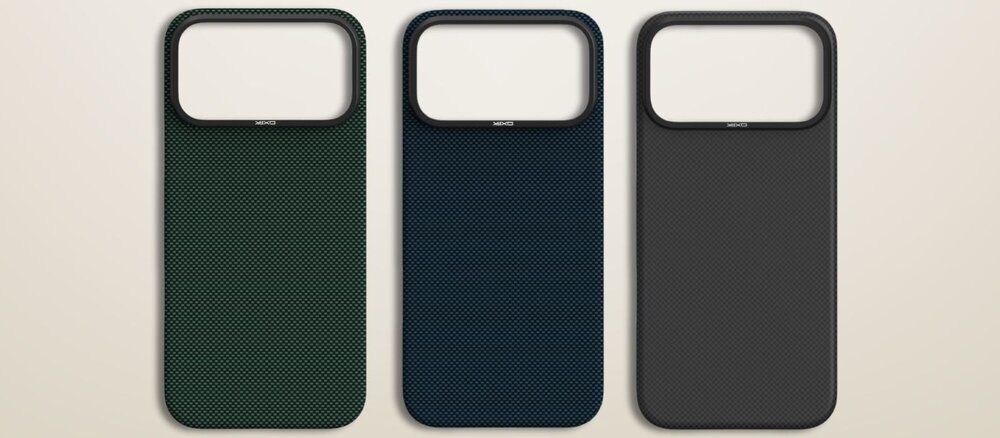 Trzy etui YAXO z włókna aramidowego do iPhone 17 Pro w kolorach butelkowej zieleni, granatu i czerni ustawione pionowo na jasnym tle, widok tyłu z dużym prostokątnym wycięciem na moduł aparatów