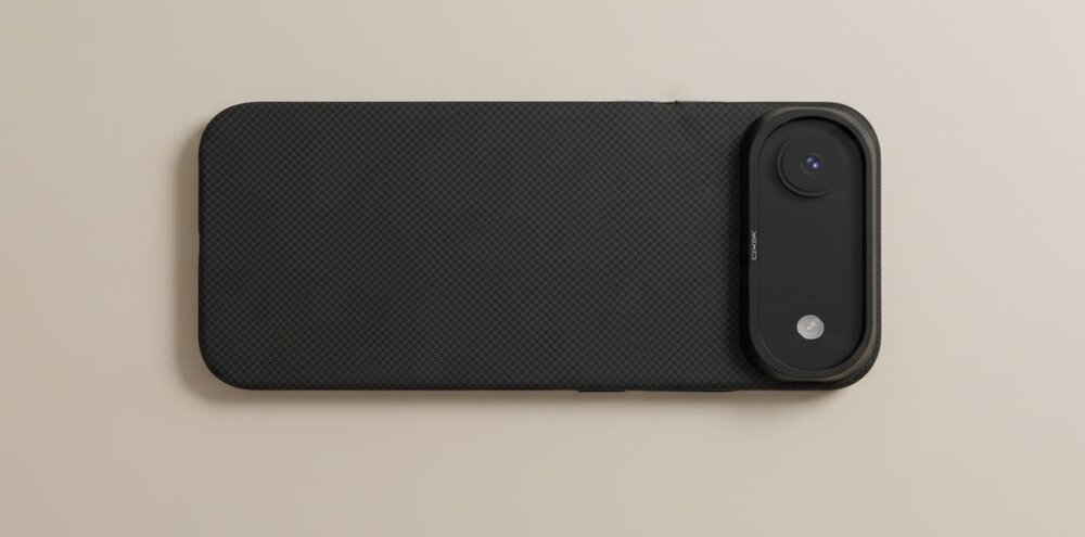 Czarne etui z aramidu do iPhone Air leży poziomo na beżowym tle