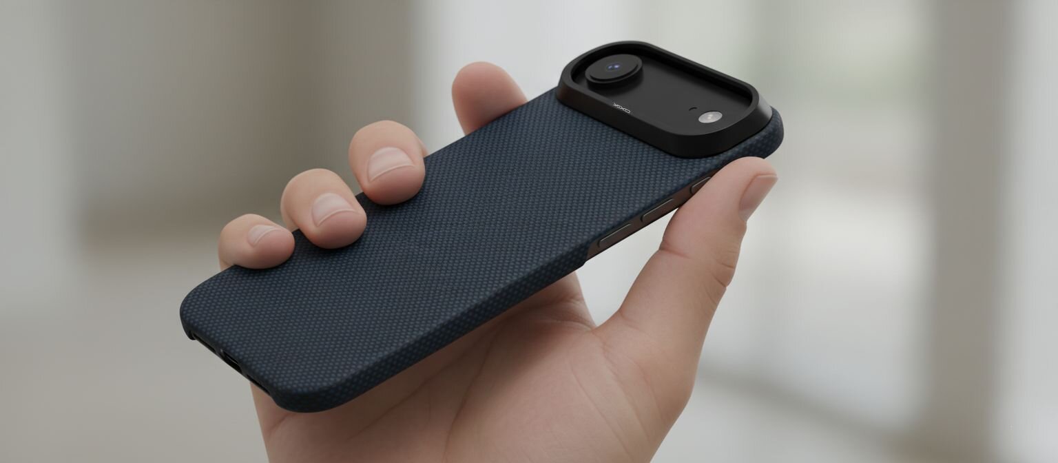 Dłoń trzyma granatowe etui z aramidowego materiału na iPhone Air na tle jasnego, rozmytego wnętrza.