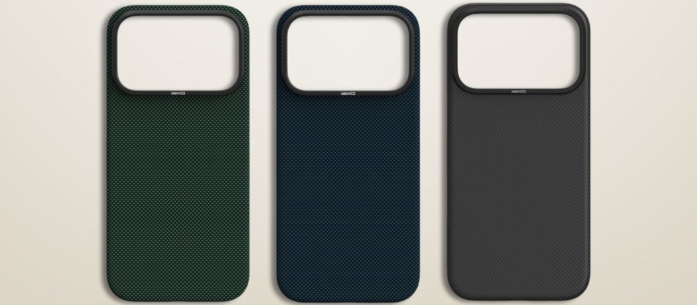 Trzy etui YAXO z włókna aramidowego do iPhone 17 Pro w kolorach butelkowej zieleni, granatu i czerni ustawione pionowo na jasnym tle, widok tyłu z dużym prostokątnym wycięciem na moduł aparatów