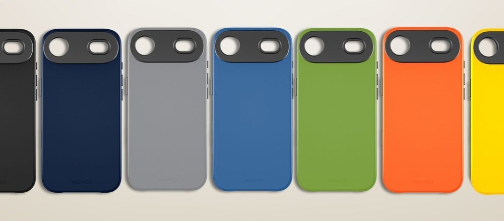 Dłoń trzyma szare etui do iPhone Air na tle jasnej, jednolitej ściany