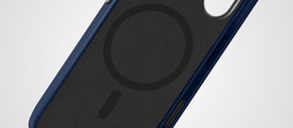 Zbliżenie wnętrza granatowego etui do telefonu z widocznym ciemnym okręgiem systemu magnetycznego MagSafe.