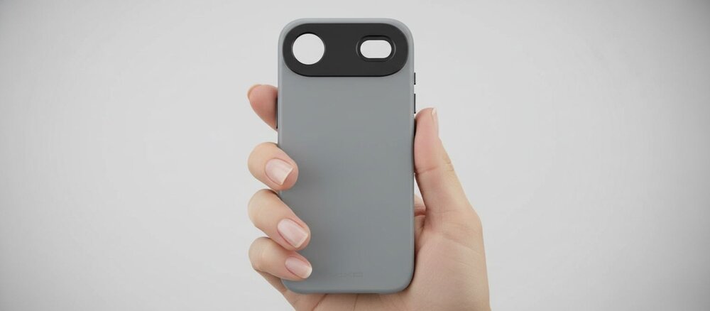 Dłoń trzyma szare etui do iPhone Air na tle jasnej, jednolitej ściany