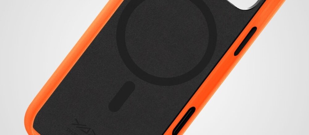 Zbliżenie wnętrza pomarańczowego etui do iPhone 17 Pro z widocznym ciemnym okręgiem systemu MagSafe.