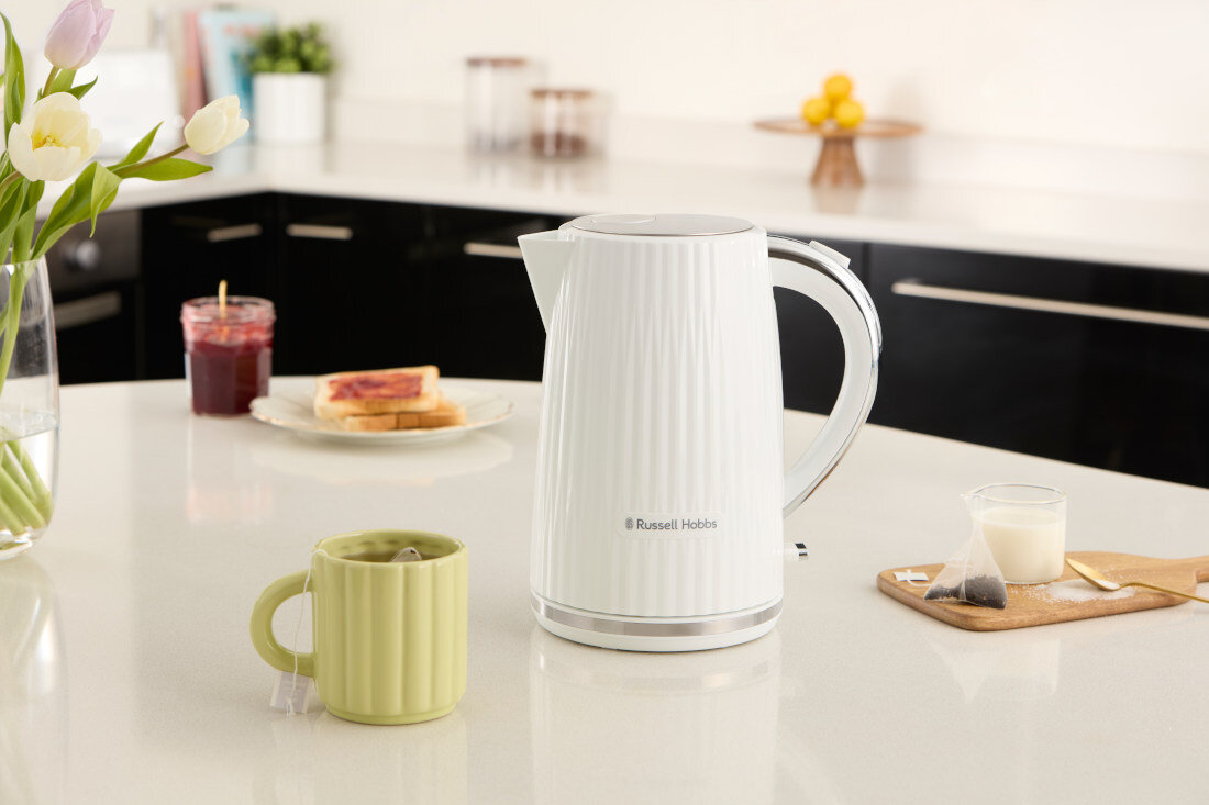 Czajnik RUSSELL HOBBS Eden 27360-70 Biały Komfortowe użytkowanie wygoda Ergonomiczny uchwyt wskaźnik poziomu wody kontrola ilość wygodny system otwierania pokrywki Antypoślizgowa podstawa obrotowa baza 360° praktyczny schowek na przewód 