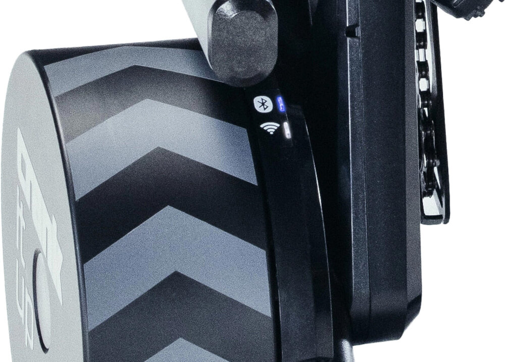 Trenażer rowerowy WAHOO Kickr Smart Trainer V6 WFBKTR122 zbliżenie na diody łączności łączność Wi-Fi Bluetooth i ANT+ stabilne połączenie przesył danych jest o 65% szybszy niż w tradycyjnej łączności Bluetooth Wahoo SYSTM Zwift czy Rouvy