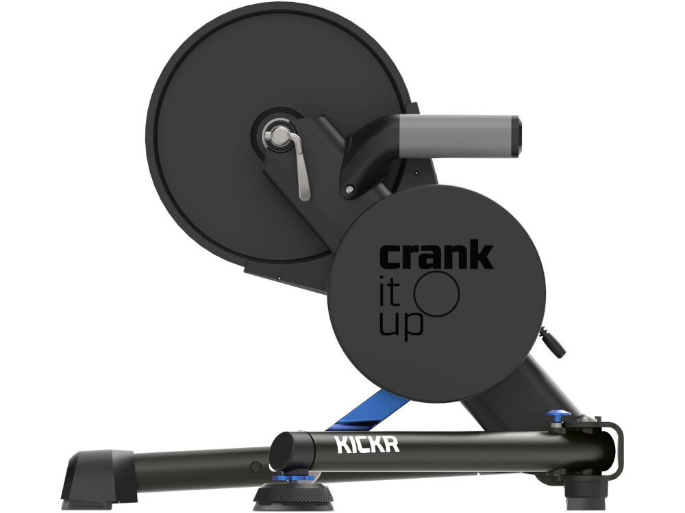 Trenażer rowerowy WAHOO Kickr Smart Trainer V6 WFBKTR122 trenażer na białym tle widok z boku paskowy układ napędowy koło zamachowe o wadze 7,3 kg naturalna bezwładność roweru płynna praktycznie bezgłośna jazda