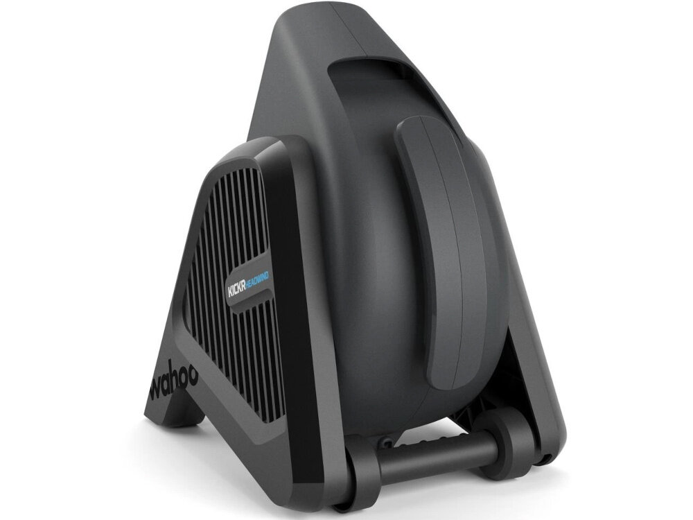 Wentylator WAHOO Kickr Headwind Smart WFBKTR7EU wentylator na białym tle widoczny od tyłu pod skosem chłodzenie dopasowane do intensywności wysiłku przepływ powietrza o prędkości do 48 km/h pomaga utrzymać optymalną temperaturę ciała ukierunkowany strumień powietrza trafia dokładnie w górną część ciała