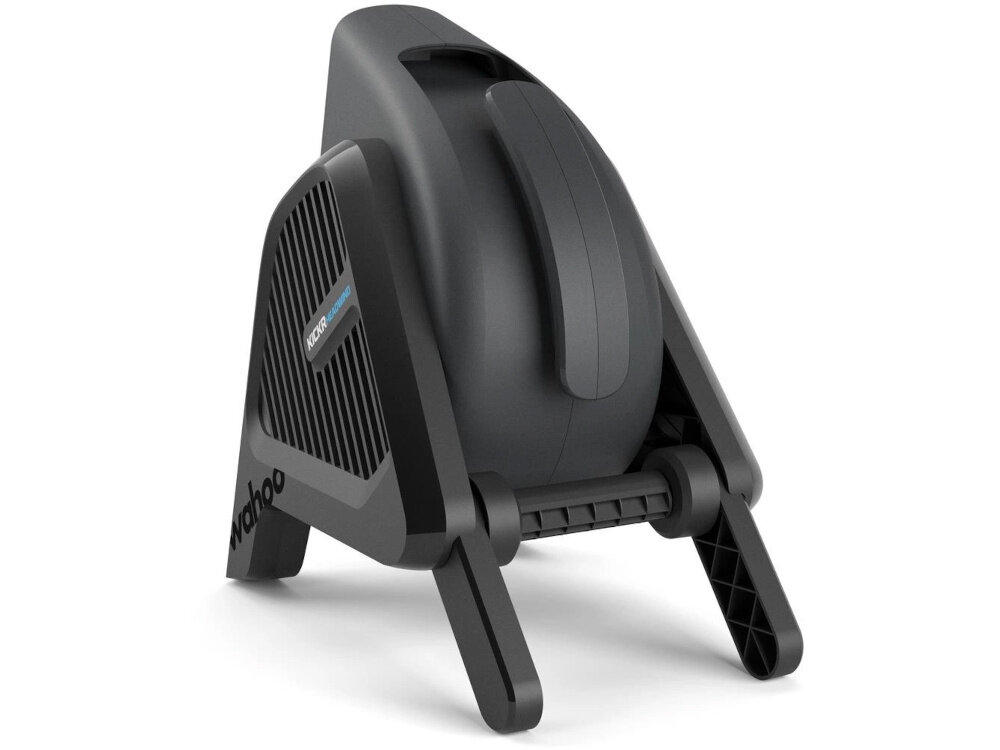 Wentylator WAHOO Kickr Headwind Smart WFBKTR7EU wentylator na białym tle widoczny od tyłu pod skosem reaguje na dane z czujników prędkości tętna lub trenażera automatycznie dostosowując moc nadmuchu do intensywności wysiłku ułatwia utrzymanie równomiernej temperatury