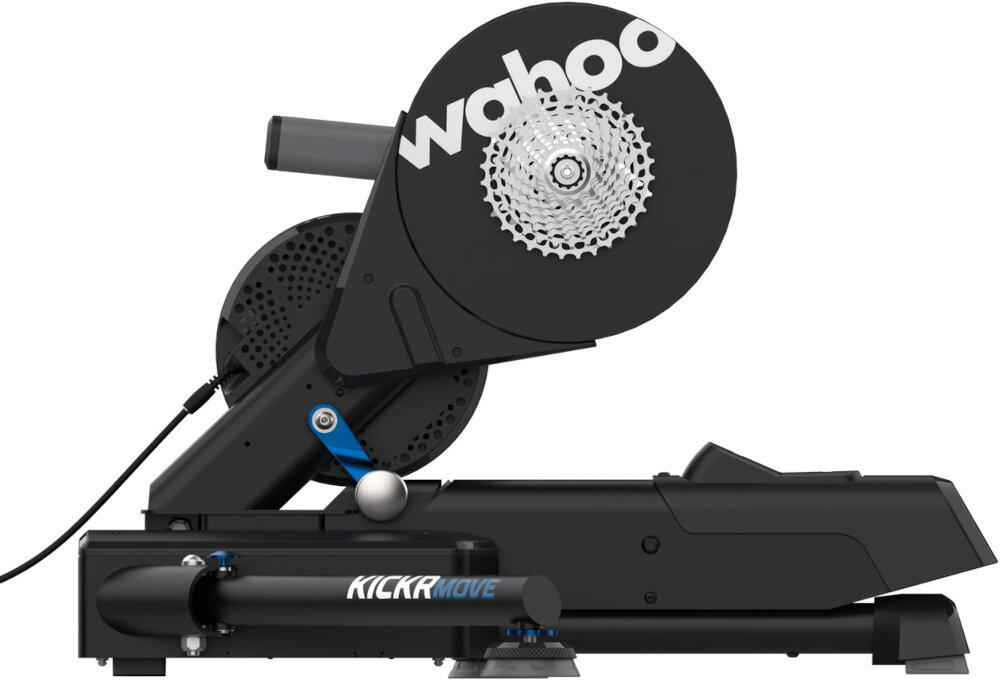 Trenażer rowerowy WAHOO Kickr Move Power Trainer WFBKTR123 trenażer na białym tle widoczny z boku dokładność pomiaru mocy +/-1% automatyczna kalibracja rzetelne dane bez ręcznej ingerencji pomiar kadencji i mocy można śledzić postępy i optymalizować trening