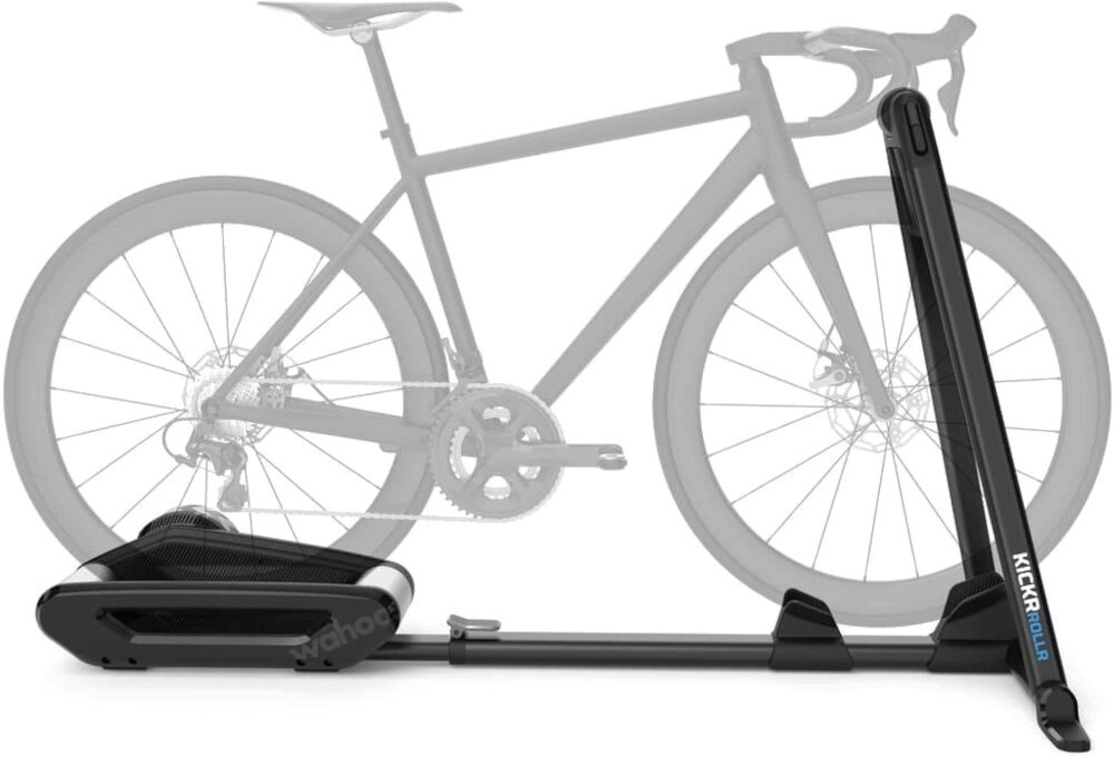 Trenażer rowerowy WAHOO Kickr Rollr Smart Trainer V2 WFBKTR9B treneżer na białym tle widok z boku na trenażerze zarys roweru realistyczny trening rowerowy w warunkach domowych trenażer rolkowy tylne koło roweru spoczywa na rolkach przednie w uchwycie stabilizującym naturalne odczucia jazdy współpracuje z aplikacjami treningowymi monitorowanie parametrów jazdy planowanie sesji śledzenie postępów