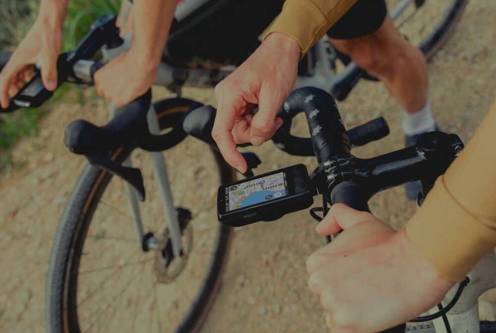 Nawigacja rowerowa WAHOO Elemnt Roam 3 WFCC8 droga rower nawigacja umieszczona na kierownicy osoba trzyma palce na nawigacji wszechstronne zastosowanie planowanie jazdy jazda na rowerze hobby