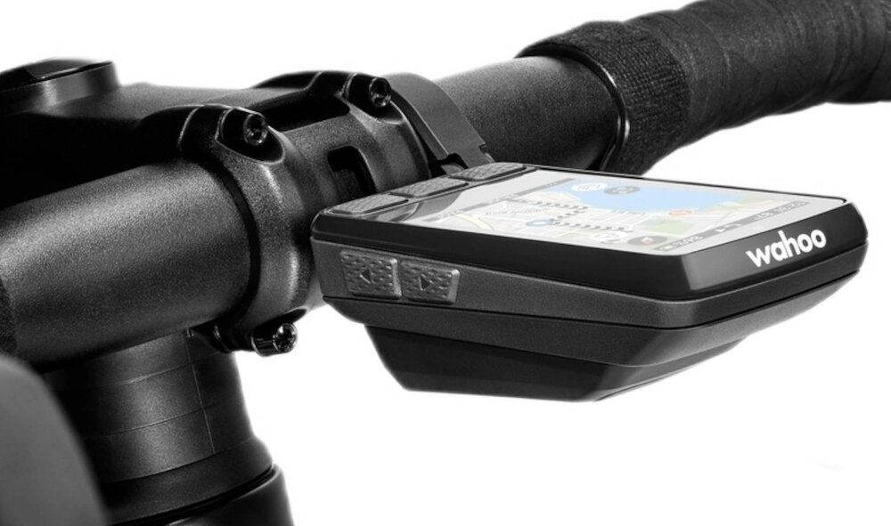 Nawigacja rowerowa WAHOO Elemnt Roam 3 WFCC8 białe tło nawigacja umieszczona na kierownicy ekran TFT o przekątnej 2,8 cala i wysokiej rozdzielczości dobra widoczność danych w pełnym słońcu oraz przy trudnym oświetleniu koncentracja i pewność waga 109 g wymiary 96 x 53 x 24 mm