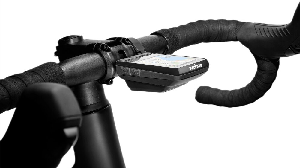 Nawigacja rowerowa WAHOO Elemnt Roam 3 WFCC8 białe tło nawigacja umieszczona na kierownicy śledzenie segmentów Strava oraz punktów POI można utrzymać stałe tempo i planować przerwy asystent podjazdów funkcje Back on Track, Route to Start czy Take Me To możnandotrzeć do punktu startowego lub wrócić tą samą trasą udostępniania tras z Google Maps