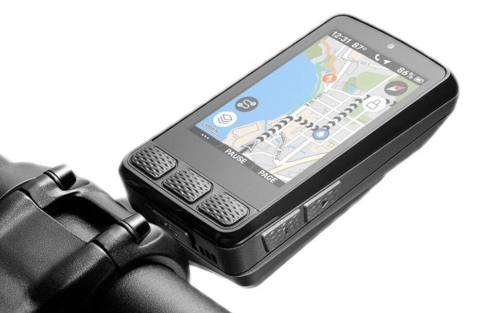 Nawigacja rowerowa WAHOO Elemnt Roam 3 WFCC8 białe tło nawigacja umieszczona na kierownicy sparowanie z czujnikami tętna prędkości i kadencji dokładne dane o wydajności wbudowany akcelerometr żyroskop i wysokościomierz analiza techniki jazdy i warunków terenu wodoodporność na poziomie IPX7 zanurzenie do 1 metra przez 30 minut bezpieczeństwo