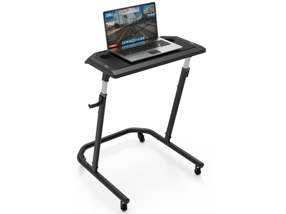 Biurko do trenażera WAHOO KickR Desk V2 WFDESK2 biurko na białym tle widoczne pod skosem na blacie stoi laptop biurko pod trenażer wszechstronne zastosowanie regulacja wygoda