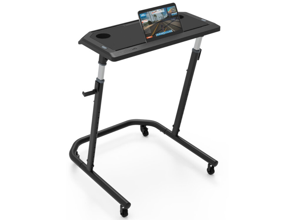 Biurko do trenażera WAHOO KickR Desk V2 WFDESK2 biurko na białym tle widoczne pod skosem na biurku stoi tablet stabilna platforma do trenażera rowerowego solidna konstrukcja można korzystać z tabletu smartfona laptopa efektywność codziennych ćwiczeń