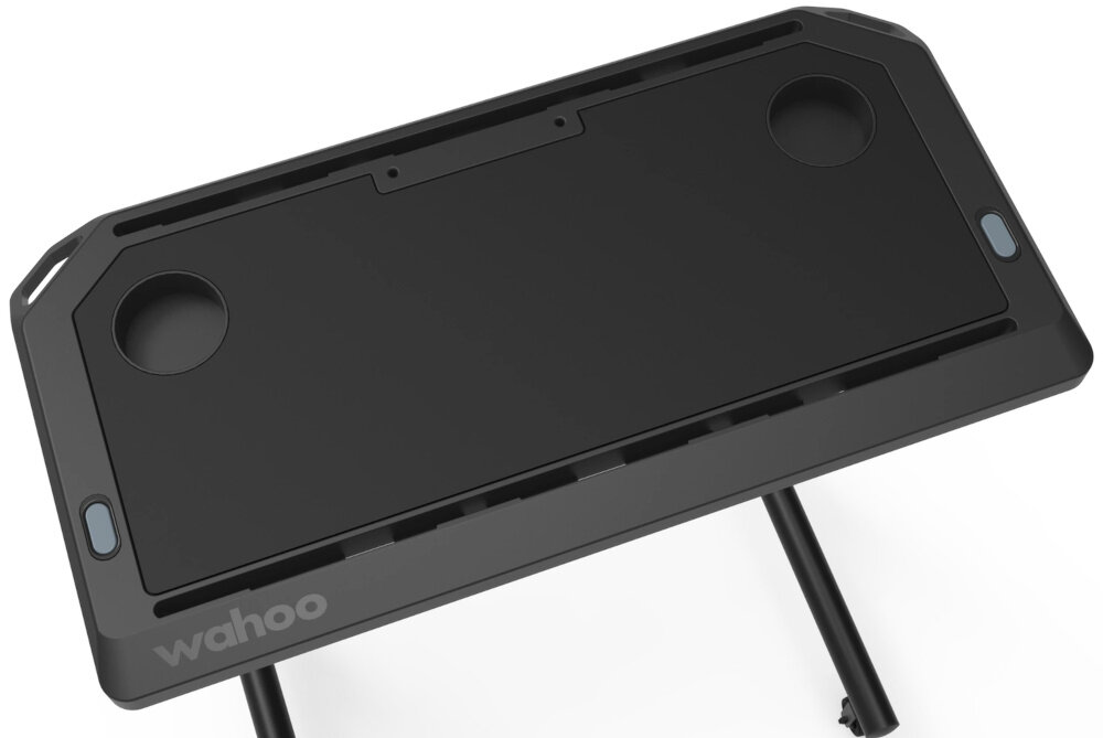 Biurko do trenażera WAHOO KickR Desk V2 WFDESK2 zbliżenie na blat białe tło blat o wymiarach 71,1 × 35,6 cm z materiału z gumą antypoślizgową stabilność sprzętu i akcesoriów urządzenia nie przesuwają się komfort i bezpieczeństwo treningu w domu wbudowane uchwyty na tablet i smartfon