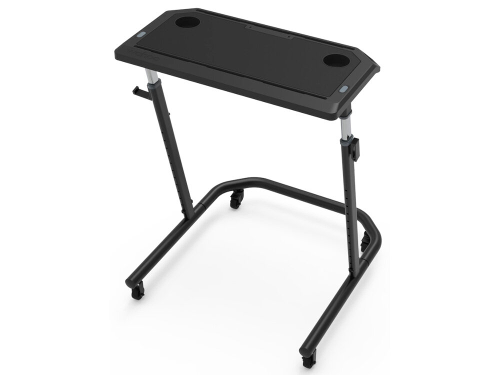 Biurko do trenażera WAHOO KickR Desk V2 WFDESK2 biurko na białym tle widoczne pod skosem cztery kółka szybkie przesunięcie sprzętu w wybrane miejsce organizacja przestrzeni treningowej
