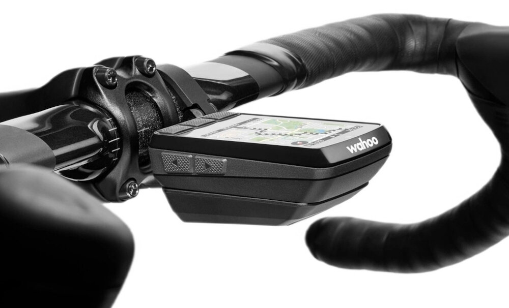 Nawigacja rowerowa WAHOO Elemnt Bolt 3 WFCC9 białe tło nawigacja umieszczona na kierownicy śledzenie segmentów Strava oraz punktów POI można utrzymać stałe tempo i planować przerwy asystent podjazdów funkcje Back on Track, Route to Start czy Take Me To można dotrzeć do punktu startowego lub wrócić tą samą trasą udostępniania tras z Google Maps, Komoot czy Apple Maps