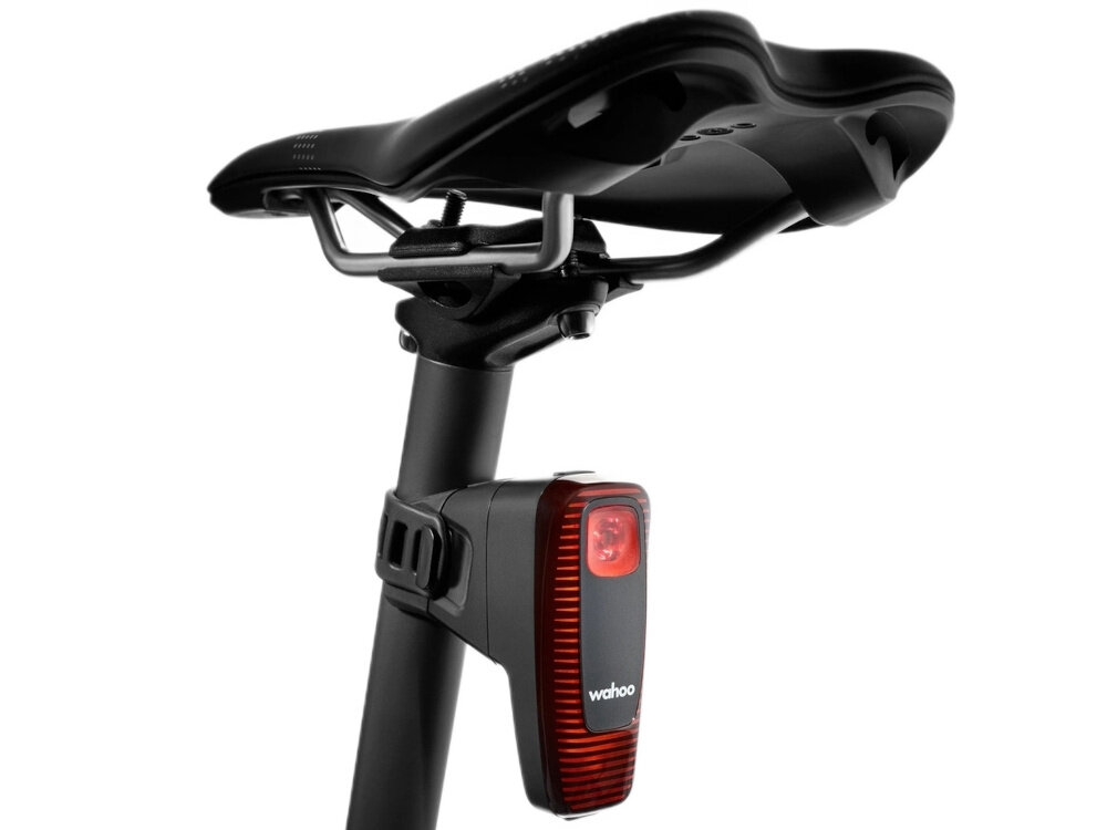 Wsteczny radar rowerowy WAHOO TrackR Radar Smart WFTRACKRRDR1 białe tło radar umieszczony pod sztycą siodełka waga 99 g uchwyt typu „ćwierć obrotu” montaż na wielu rodzajach sztyc pasek szybkiego mocowania elastyczność