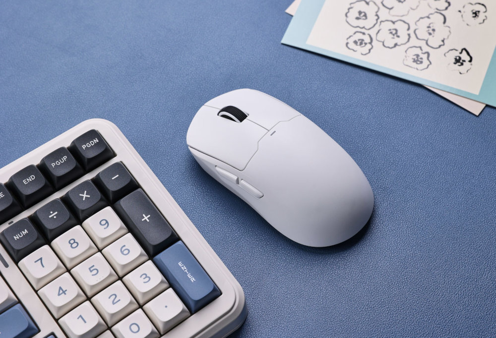 MCHOSE A5 Pro Max sensorze PAW3395 chipsecie Nordic 52840 lekkiej konstrukcji pojemnej baterii - myszka obok klawiatury