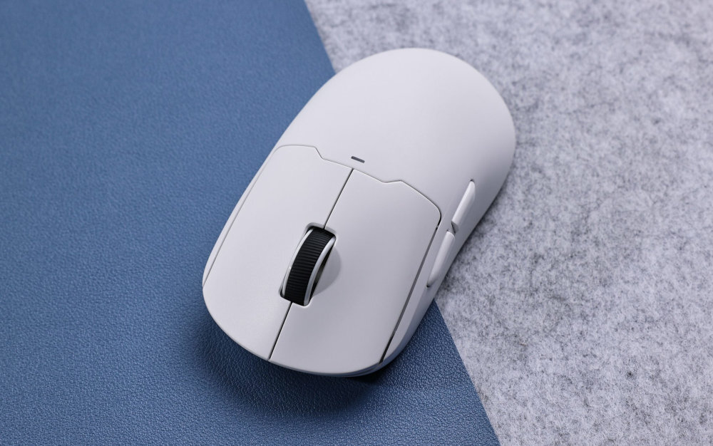 MCHOSE A5 Pro Max trzy tryby komunikacji 2,4 GHz odświeżaniem 1000 Hz odbiornik USB-A Bluetooth urządzeniami mobilnymi - myszka w kolorze białym na blacie