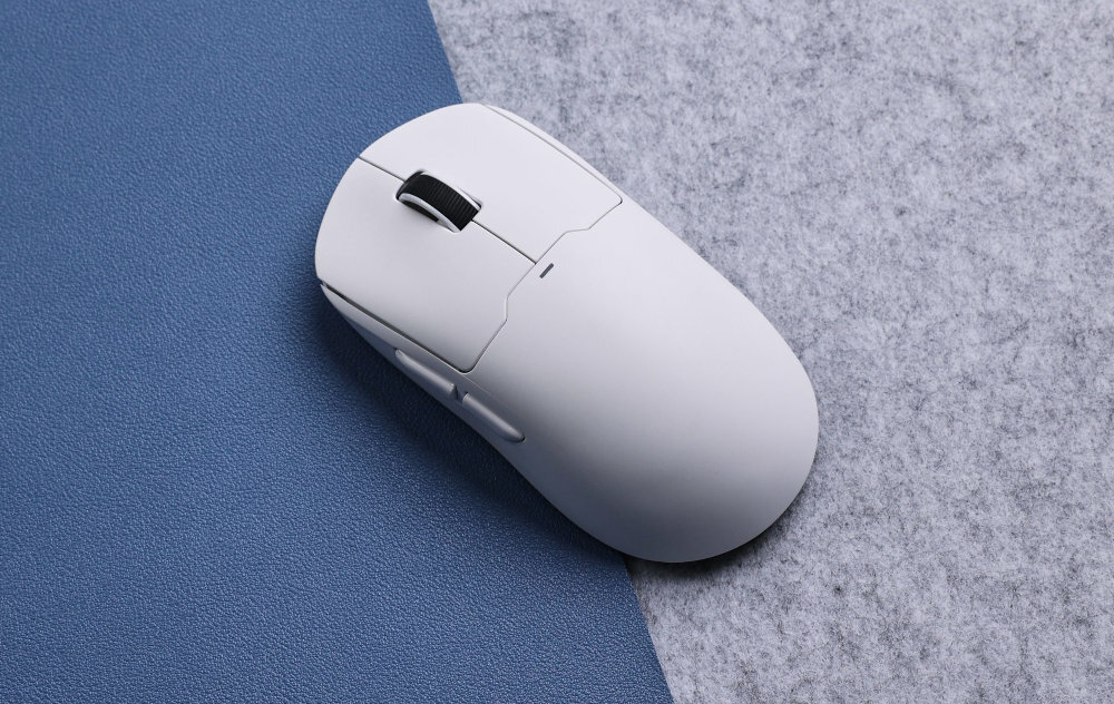 MCHOSE A5 Pro Max Solidna konstrukcja odporność 121,6 x 61,5 x 37,7 mm - myszka od spodu i od góry - myszka w kolorze białym na blacie