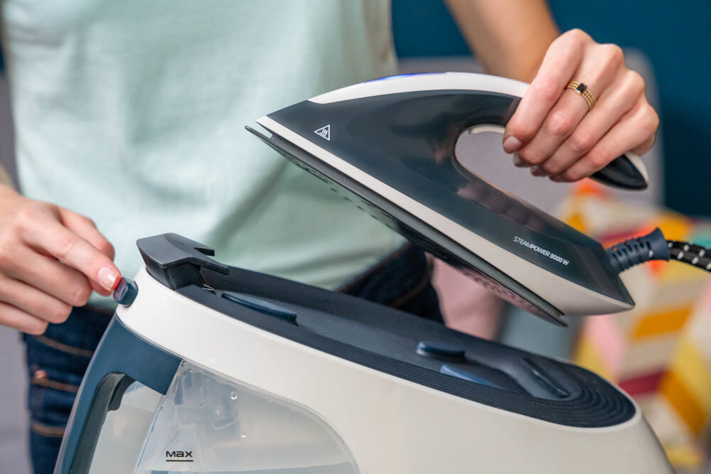 Generator pary GÖTZE & JENSEN SG900 żelazko uniesione nad generatorem pary