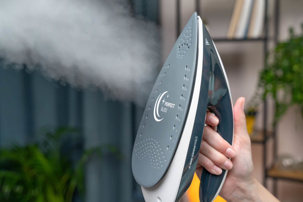 Generator pary GÖTZE & JENSEN SG900 widok na stopę żelazka ceramiczna stopa płynne przesuwanie odporna na zarysowania równomierne rozprowadzenie ciepła