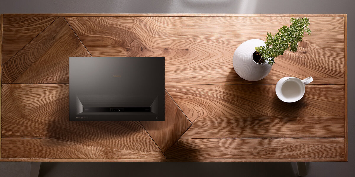 Projektor FORMOVIE Cinema Edge laserowy obraz 4K HDR10 HLG kontrast FOFO 3000:1 jasność 2100 lumenów, projektor stojący na komodzie w pomieszczeniu