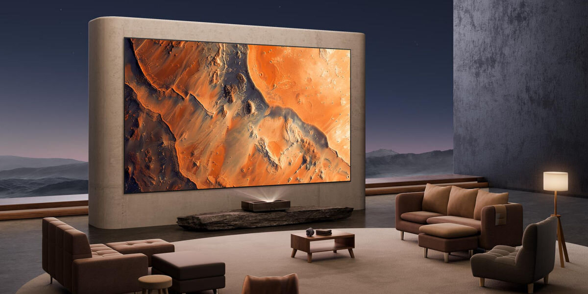 Projektor FORMOVIE Cinema Edge Google TV Netflix Wi-Fi 6 Bluetooth 5.0 dostęp do aplikacji, projektor stojący na postumencie w pomieszczeniu wyświetlający obraz na ekranie projekcyjnym