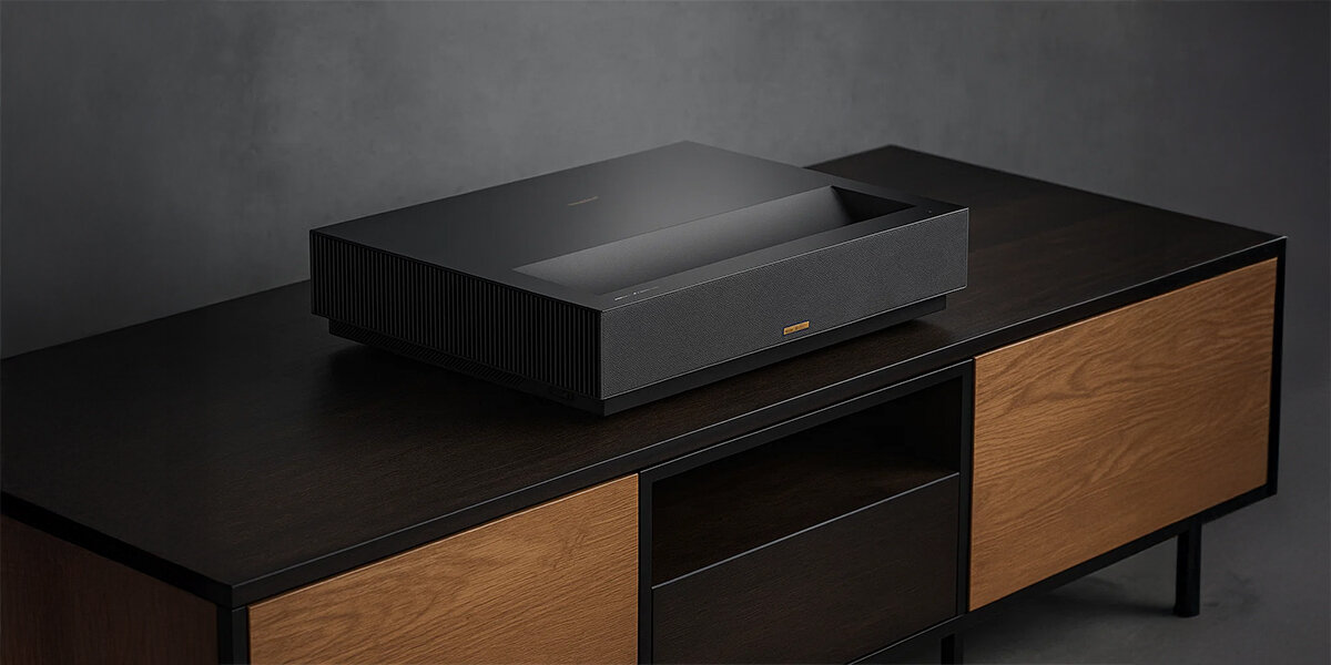 Projektor FORMOVIE Cinema Edge MEMC 60 Hz Dolby Audio DTS-HD dynamiczny ruch, projektor stojący na komodzie w pomieszczeniu