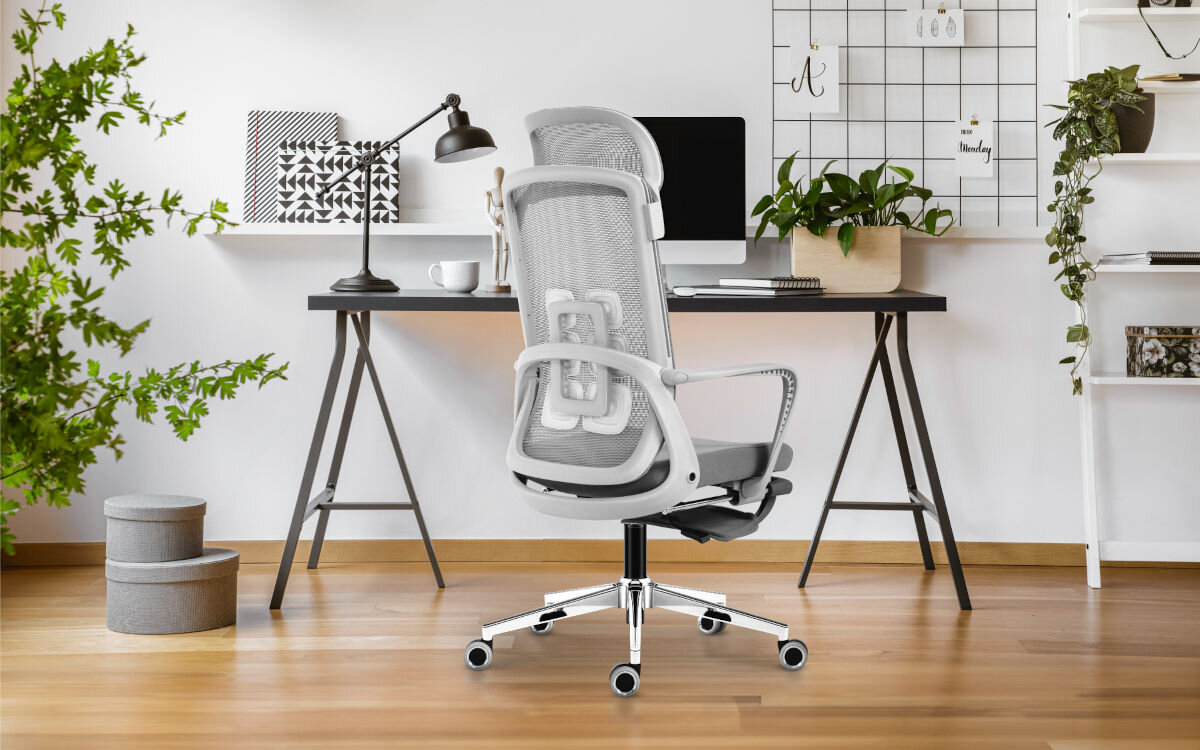 Fotel MARK ADLER Manager 3.6 Szary, komfort, praca, wygoda, zdrowie, fotel stoi w pokoju biurowym przy biurku
