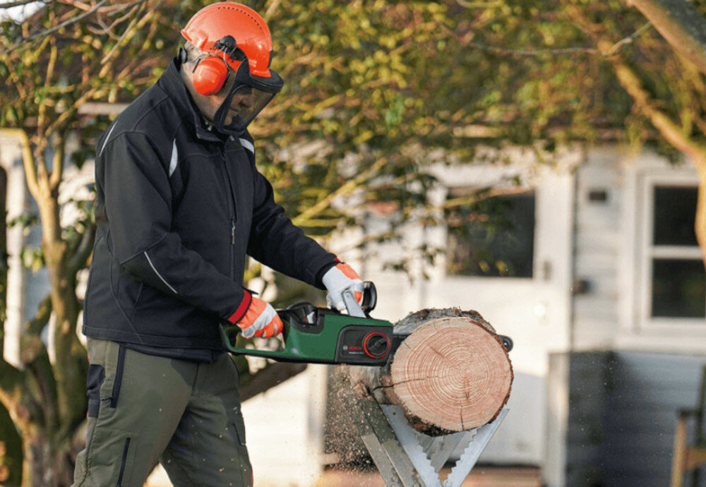 Piła akumulatorowa BOSCH AdvancedChain 36V-35-40 06008B8600 do efektywnego przycinania galezi do drobnych prac drzewnych solidna konstrukcja innowacyjne rozwiazania technologiczne niezawodnosc wydajnosc bezpieczenstwo