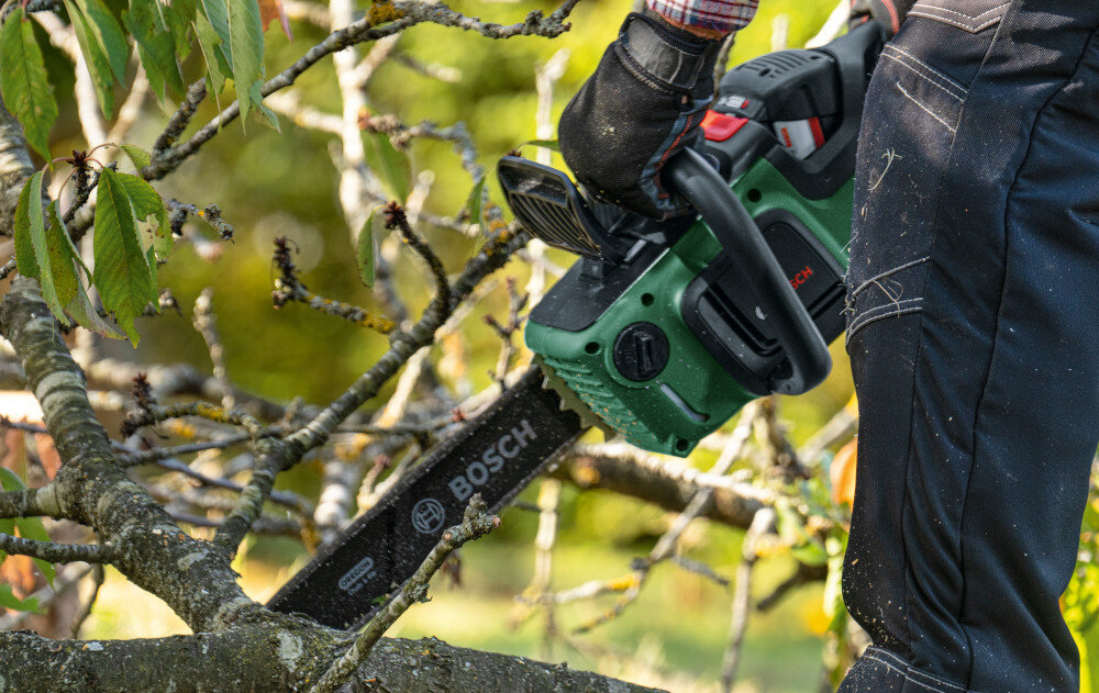 Piła akumulatorowa BOSCH AdvancedChain 36V-35-40 06008B8600 do typowych pac wycinkowych do niezwykle precyzyjnych zadan specjalnych prowadnica dlugosc 35 cm lancuch marki OREGON z podzialka 3/8 cala grubosc 1,1 cm